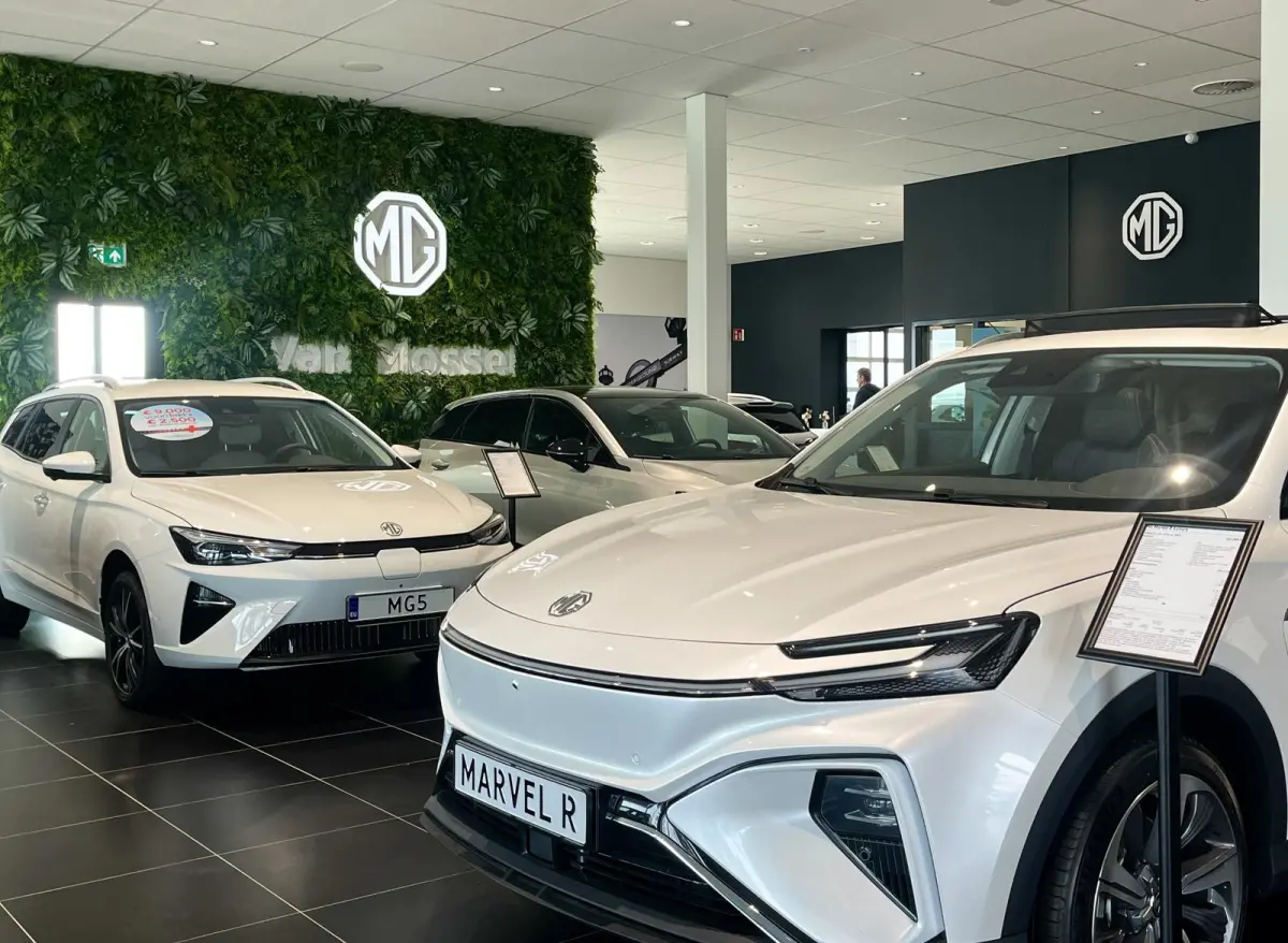Long Range Luxury 64 kWh | WLTP 435 KM | Navigatie | 18"LMV | Achter Spoiler | Apple Carplay | ACC | ECC | DAB+ | Stoel + Stuur verwarming | BTW Auto |