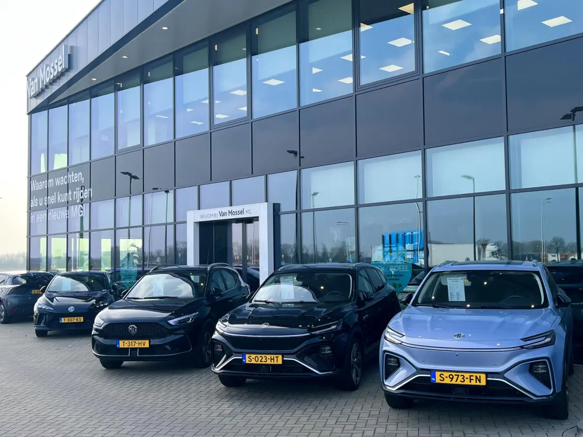 Long Range Luxury 64 kWh | WLTP 435 KM | Navigatie | 18"LMV | Achter Spoiler | Apple Carplay | ACC | ECC | DAB+ | Stoel + Stuur verwarming | BTW Auto |