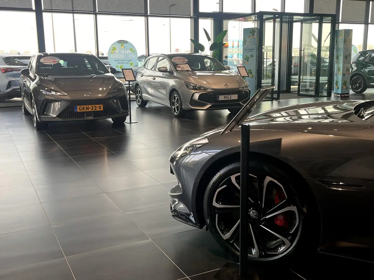 Long Range Luxury 64 kWh | WLTP 435 KM | Navigatie | 18"LMV | Achter Spoiler | Apple Carplay | ACC | ECC | DAB+ | Stoel + Stuur verwarming | BTW Auto |
