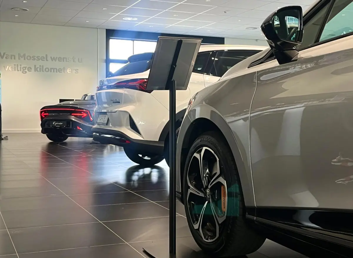 Long Range Luxury 64 kWh | WLTP 435 KM | Navigatie | 18"LMV | Achter Spoiler | Apple Carplay | ACC | ECC | DAB+ | Stoel + Stuur verwarming | BTW Auto |