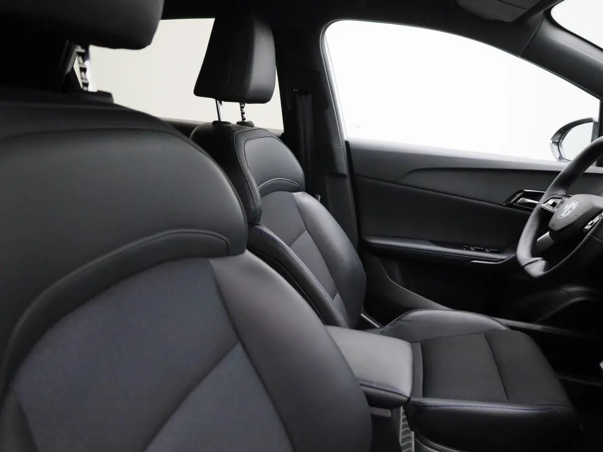 Long Range Luxury 64 kWh | WLTP 435 KM | Navigatie | 18"LMV | Achter Spoiler | Apple Carplay | ACC | ECC | DAB+ | Stoel + Stuur verwarming | BTW Auto |