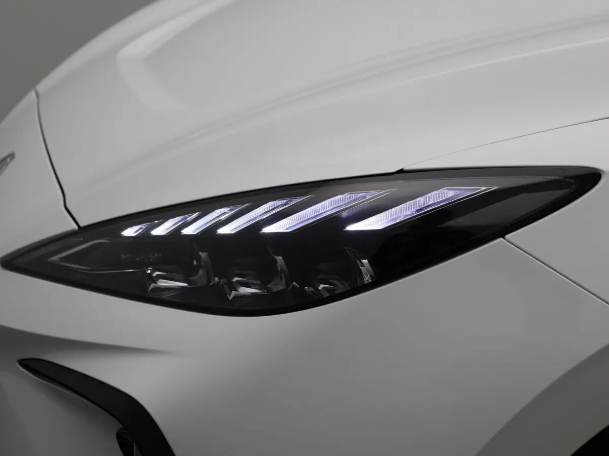 Long Range Luxury 64 kWh | WLTP 435 KM | Navigatie | 18"LMV | Achter Spoiler | Apple Carplay | ACC | ECC | DAB+ | Stoel + Stuur verwarming | BTW Auto |