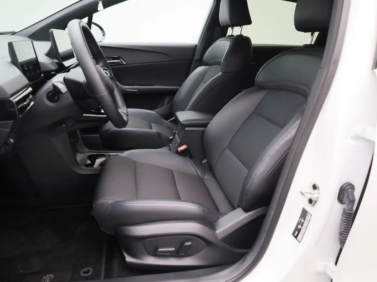 Long Range Luxury 64 kWh | WLTP 435 KM | Navigatie | 18"LMV | Achter Spoiler | Apple Carplay | ACC | ECC | DAB+ | Stoel + Stuur verwarming | BTW Auto |