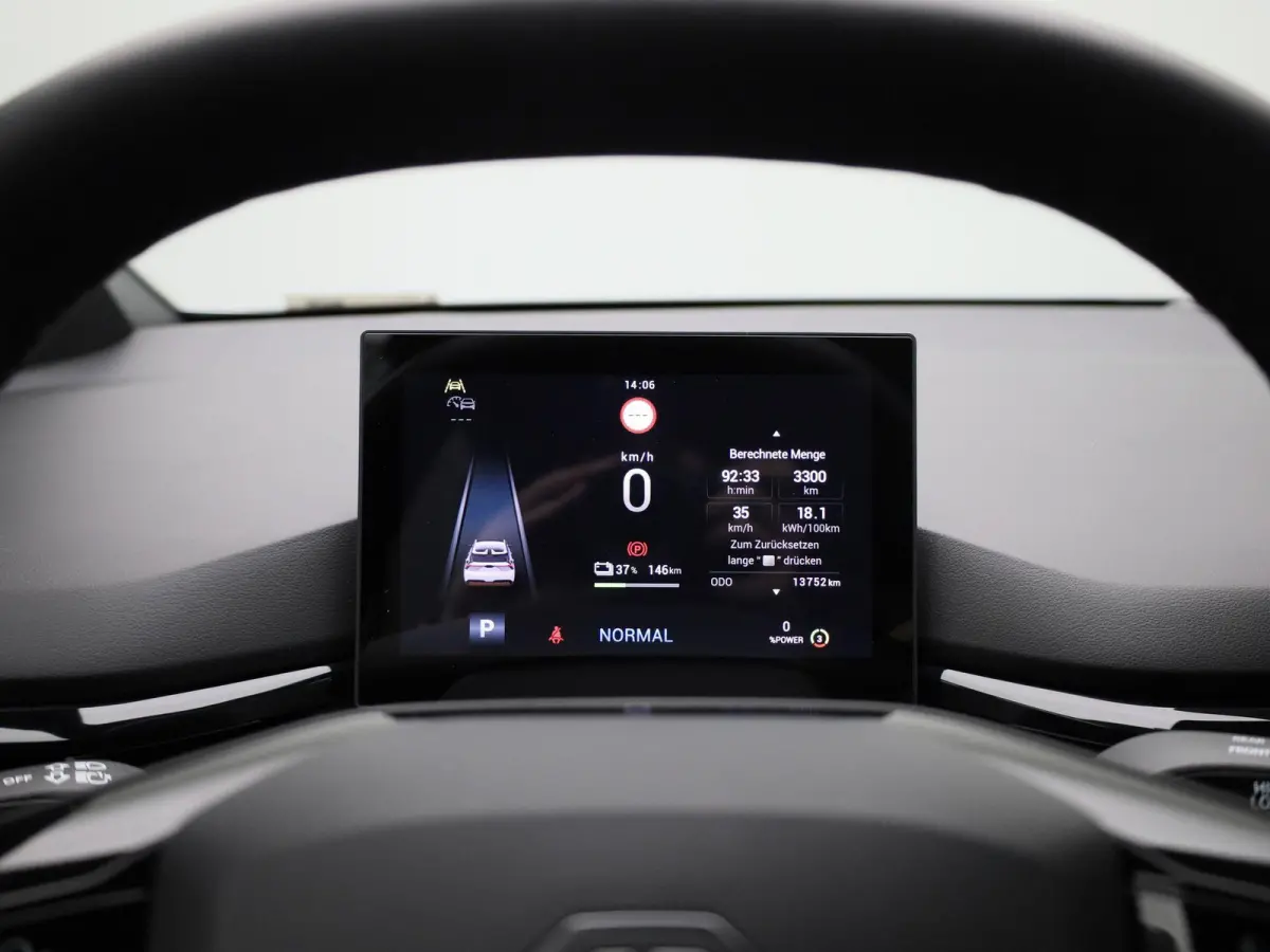 Long Range Luxury 64 kWh | WLTP 435 KM | Navigatie | 18"LMV | Achter Spoiler | Apple Carplay | ACC | ECC | DAB+ | Stoel + Stuur verwarming | BTW Auto |