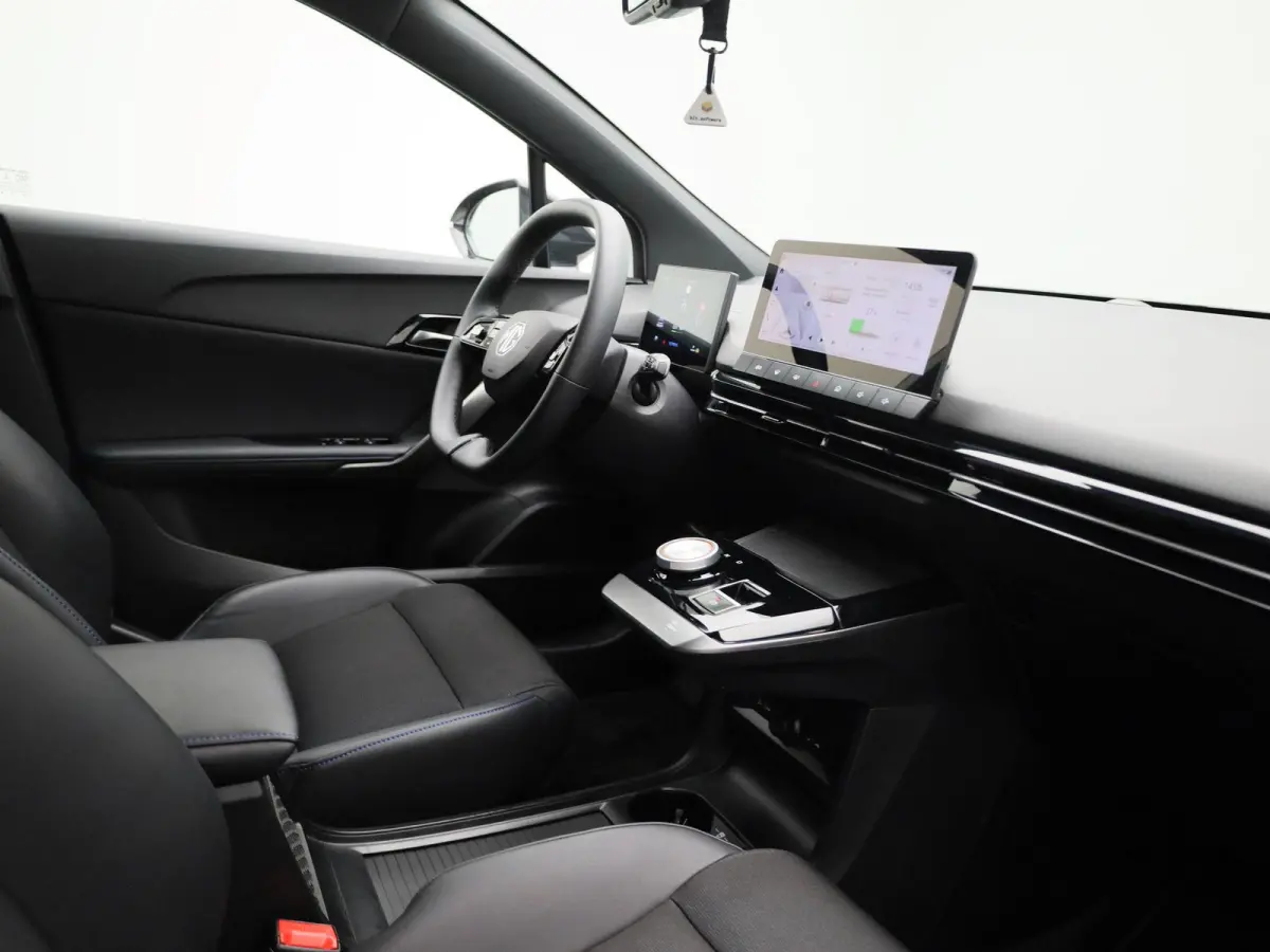 Long Range Luxury 64 kWh | WLTP 435 KM | Navigatie | 18"LMV | Achter Spoiler | Apple Carplay | ACC | ECC | DAB+ | Stoel + Stuur verwarming | BTW Auto |