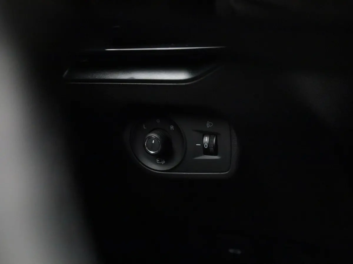 Long Range Luxury 64 kWh | WLTP 435 KM | Navigatie | 18"LMV | Achter Spoiler | Apple Carplay | ACC | ECC | DAB+ | Stoel + Stuur verwarming | BTW Auto |