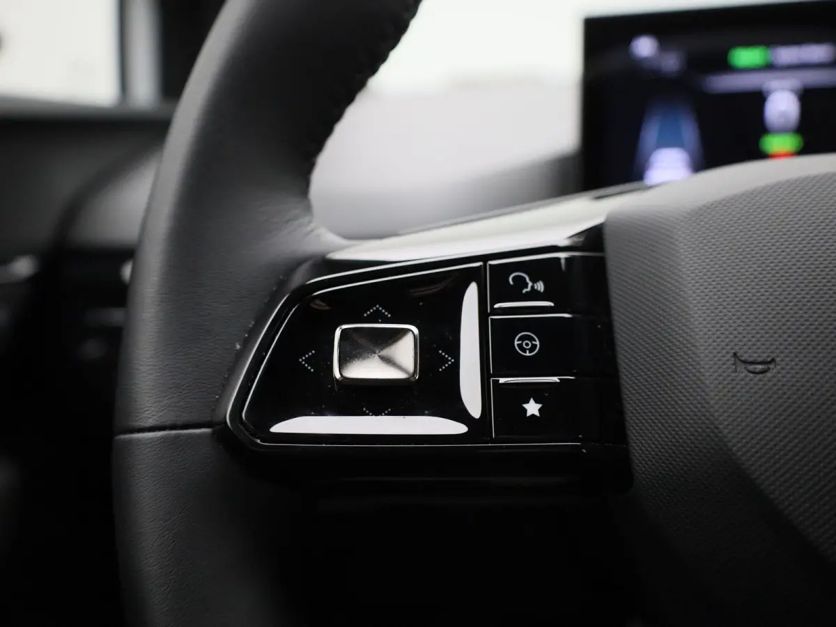 Long Range Luxury 64 kWh | WLTP 435 KM | Navigatie | 18"LMV | Achter Spoiler | Apple Carplay | ACC | ECC | DAB+ | Stoel + Stuur verwarming | BTW Auto |