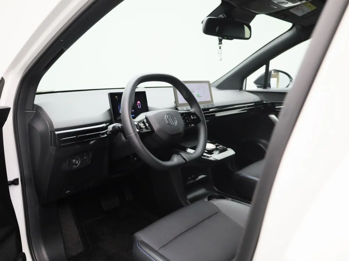 Long Range Luxury 64 kWh | WLTP 435 KM | Navigatie | 18"LMV | Achter Spoiler | Apple Carplay | ACC | ECC | DAB+ | Stoel + Stuur verwarming | BTW Auto |