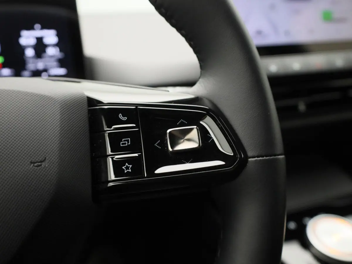 Long Range Luxury 64 kWh | WLTP 435 KM | Navigatie | 18"LMV | Achter Spoiler | Apple Carplay | ACC | ECC | DAB+ | Stoel + Stuur verwarming | BTW Auto |
