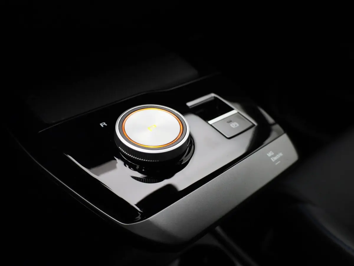 Long Range Luxury 64 kWh | WLTP 435 KM | Navigatie | 18"LMV | Achter Spoiler | Apple Carplay | ACC | ECC | DAB+ | Stoel + Stuur verwarming | BTW Auto |