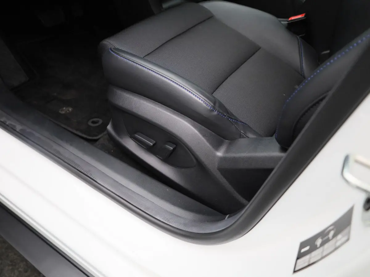 Long Range Luxury 64 kWh | WLTP 435 KM | Navigatie | 18"LMV | Achter Spoiler | Apple Carplay | ACC | ECC | DAB+ | Stoel + Stuur verwarming | BTW Auto |