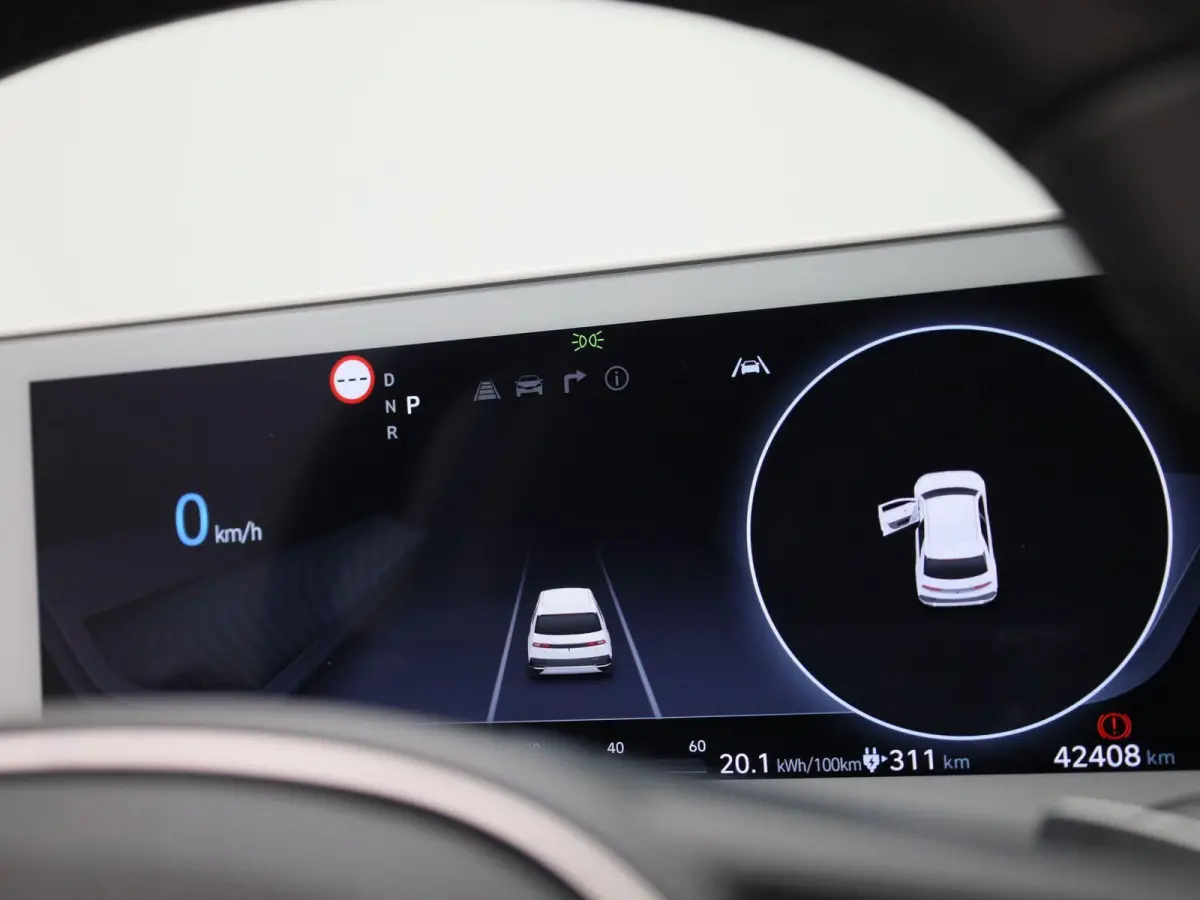 73kWh Core | AUTOMAAT | ACHTERUITRIJCAMERA | STOELVERWARMING | ELEKTRISCHE KOFFERKLEP | CLIMATE CONTROL | ELEKTRISCHE BESTUURDERSSTOEL |