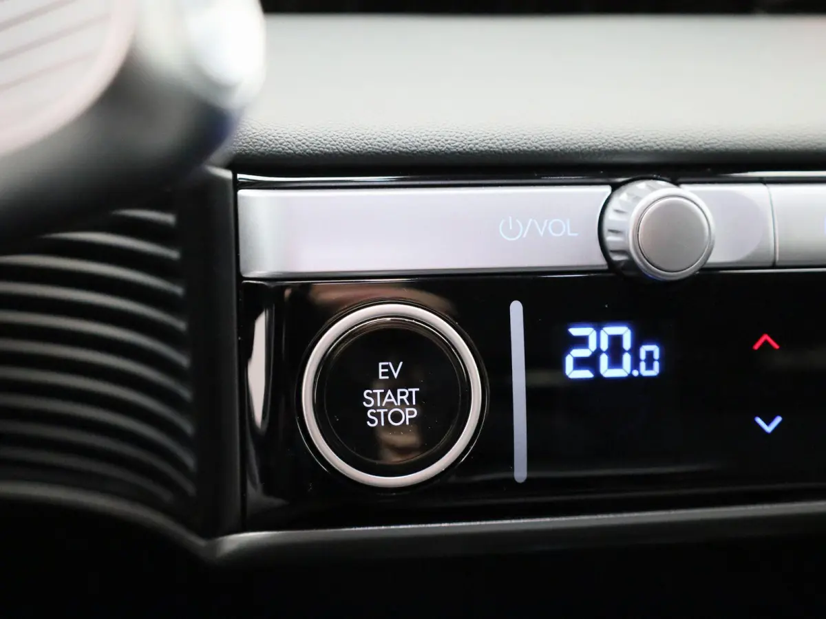73kWh Core | AUTOMAAT | ACHTERUITRIJCAMERA | STOELVERWARMING | ELEKTRISCHE KOFFERKLEP | CLIMATE CONTROL | ELEKTRISCHE BESTUURDERSSTOEL |