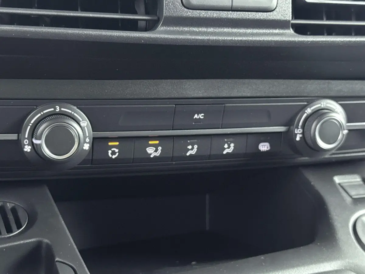 EV 50 kWh 136pk L2 | 0% Rente | Meerdere Kleuren Leverbaar | Long | Rondom Camera Zicht | Navigatie | Carplay