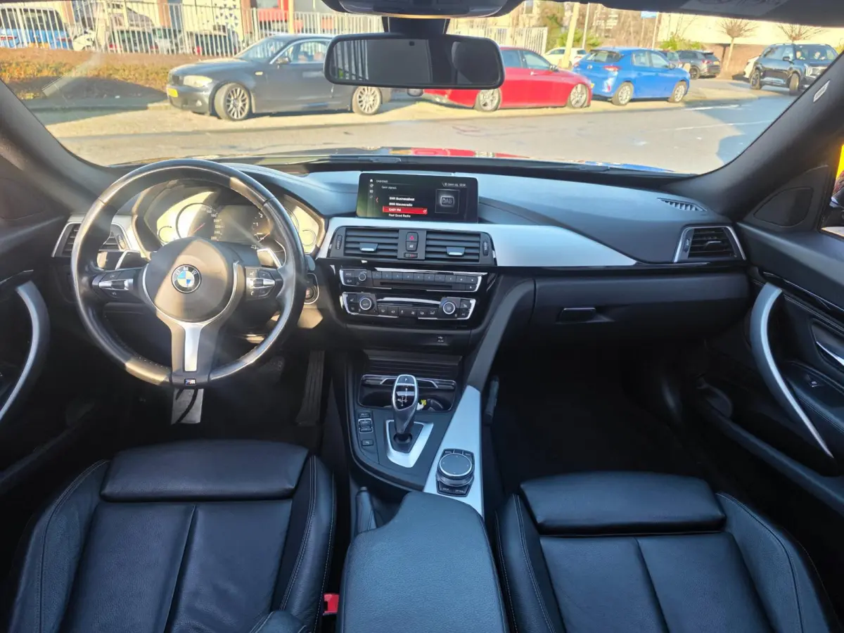 320i High Executive Edition | Met o.a. lederen bekleding, panoramadak, achteruitrijcamera en cruise!