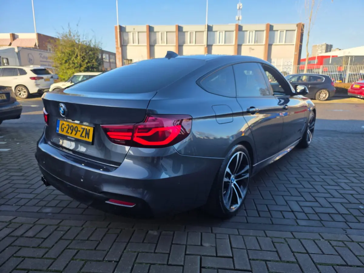 320i High Executive Edition | Met o.a. lederen bekleding, panoramadak, achteruitrijcamera en cruise!
