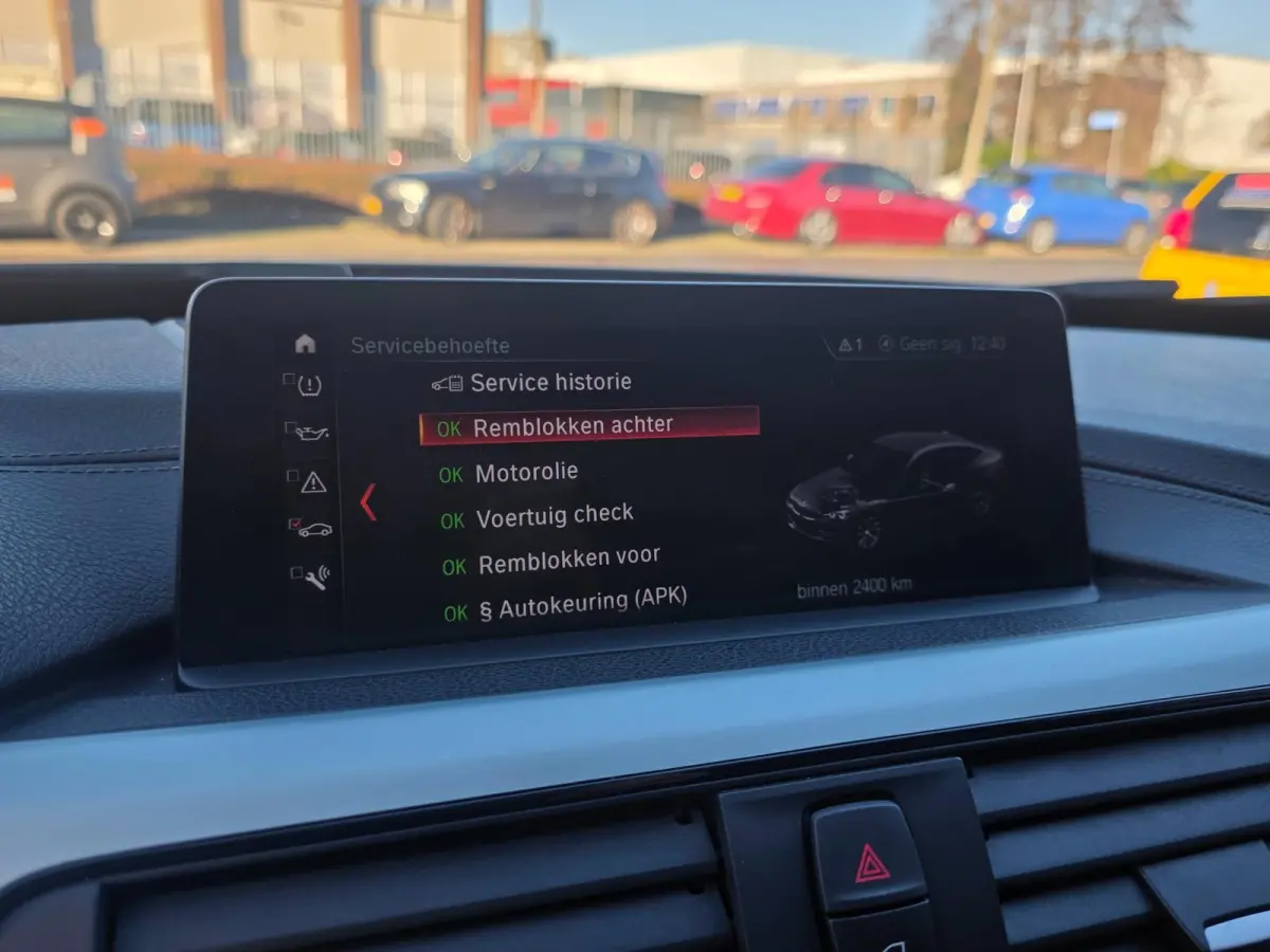 320i High Executive Edition | Met o.a. lederen bekleding, panoramadak, achteruitrijcamera en cruise!