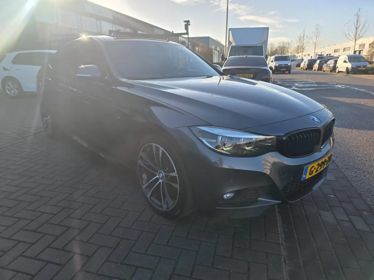 320i High Executive Edition | Met o.a. lederen bekleding, panoramadak, achteruitrijcamera en cruise!