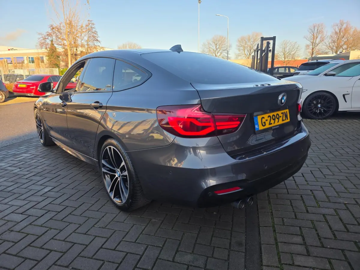 320i High Executive Edition | Met o.a. lederen bekleding, panoramadak, achteruitrijcamera en cruise!