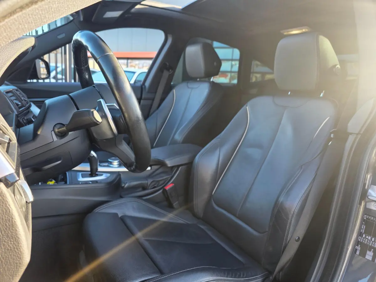 320i High Executive Edition | Met o.a. lederen bekleding, panoramadak, achteruitrijcamera en cruise!