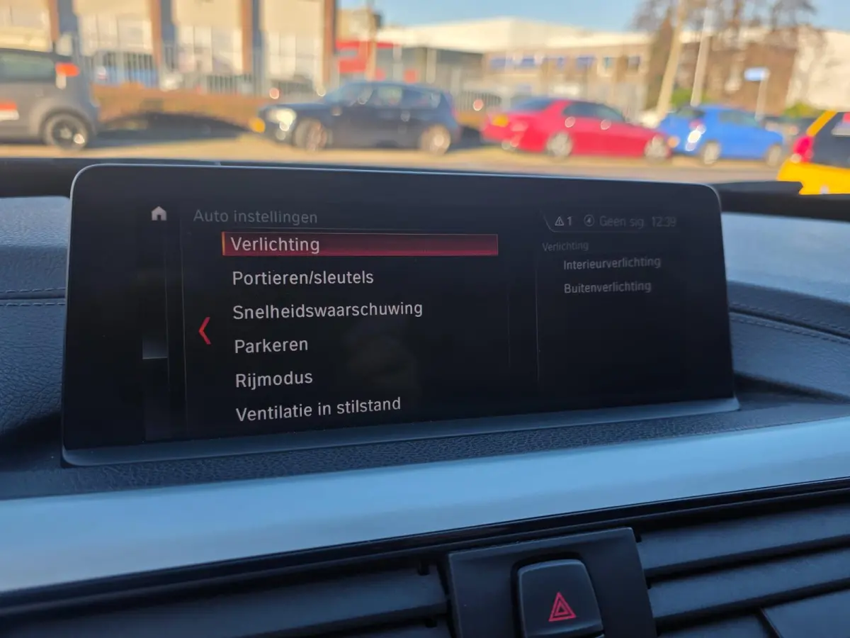 320i High Executive Edition | Met o.a. lederen bekleding, panoramadak, achteruitrijcamera en cruise!