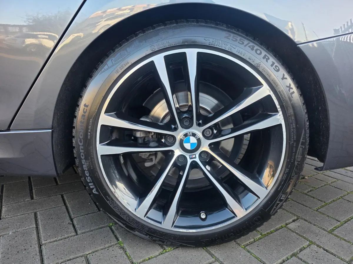 320i High Executive Edition | Met o.a. lederen bekleding, panoramadak, achteruitrijcamera en cruise!