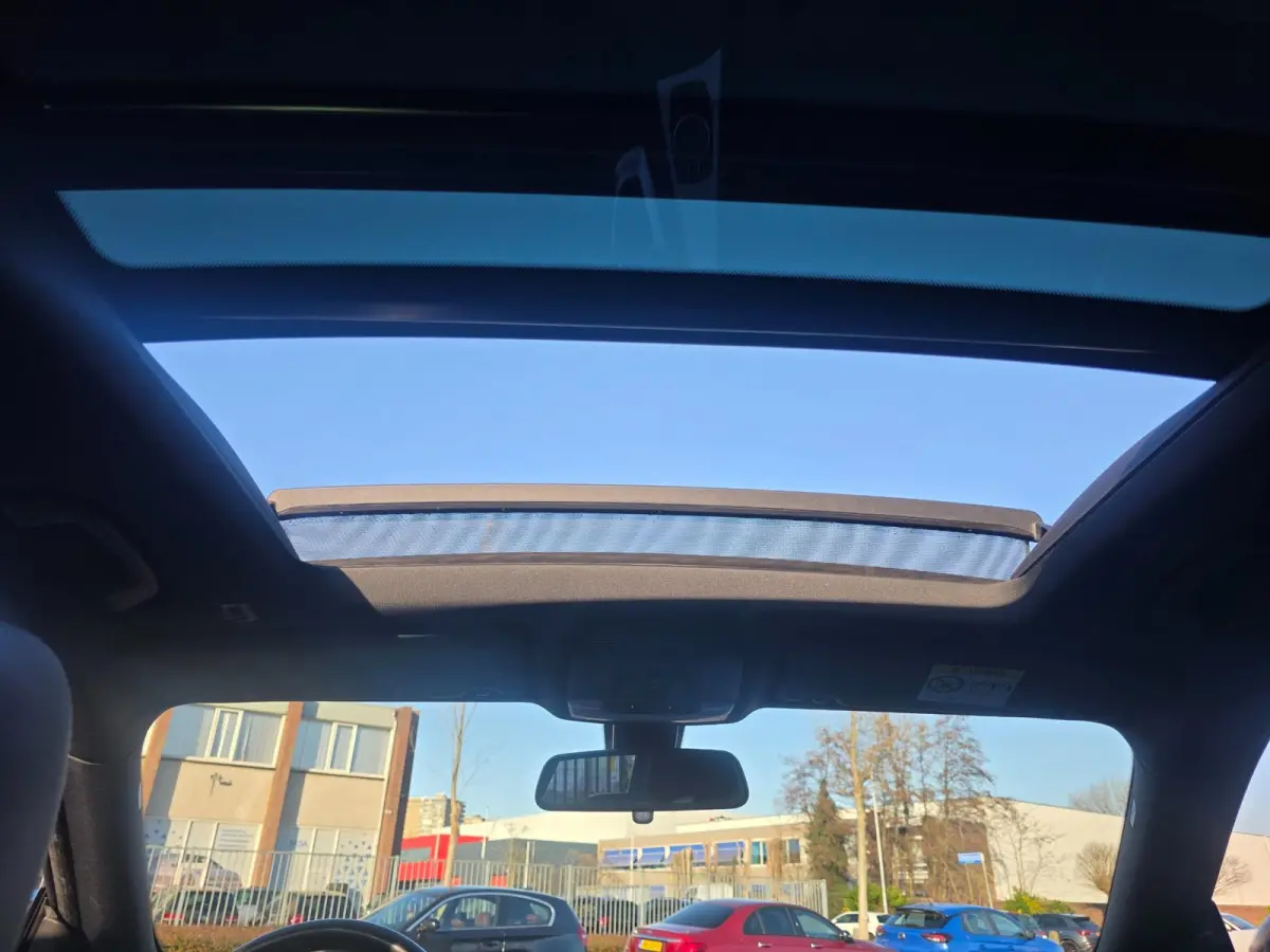 320i High Executive Edition | Met o.a. lederen bekleding, panoramadak, achteruitrijcamera en cruise!