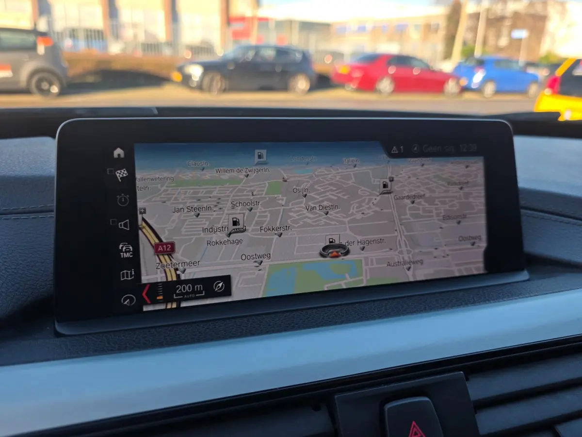 320i High Executive Edition | Met o.a. lederen bekleding, panoramadak, achteruitrijcamera en cruise!
