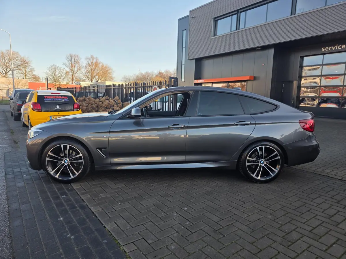 320i High Executive Edition | Met o.a. lederen bekleding, panoramadak, achteruitrijcamera en cruise!
