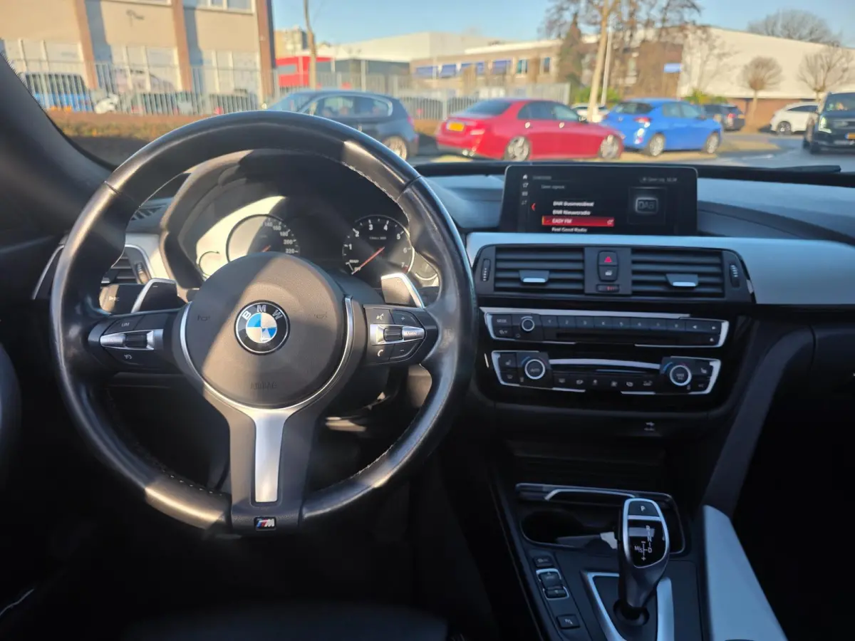 320i High Executive Edition | Met o.a. lederen bekleding, panoramadak, achteruitrijcamera en cruise!