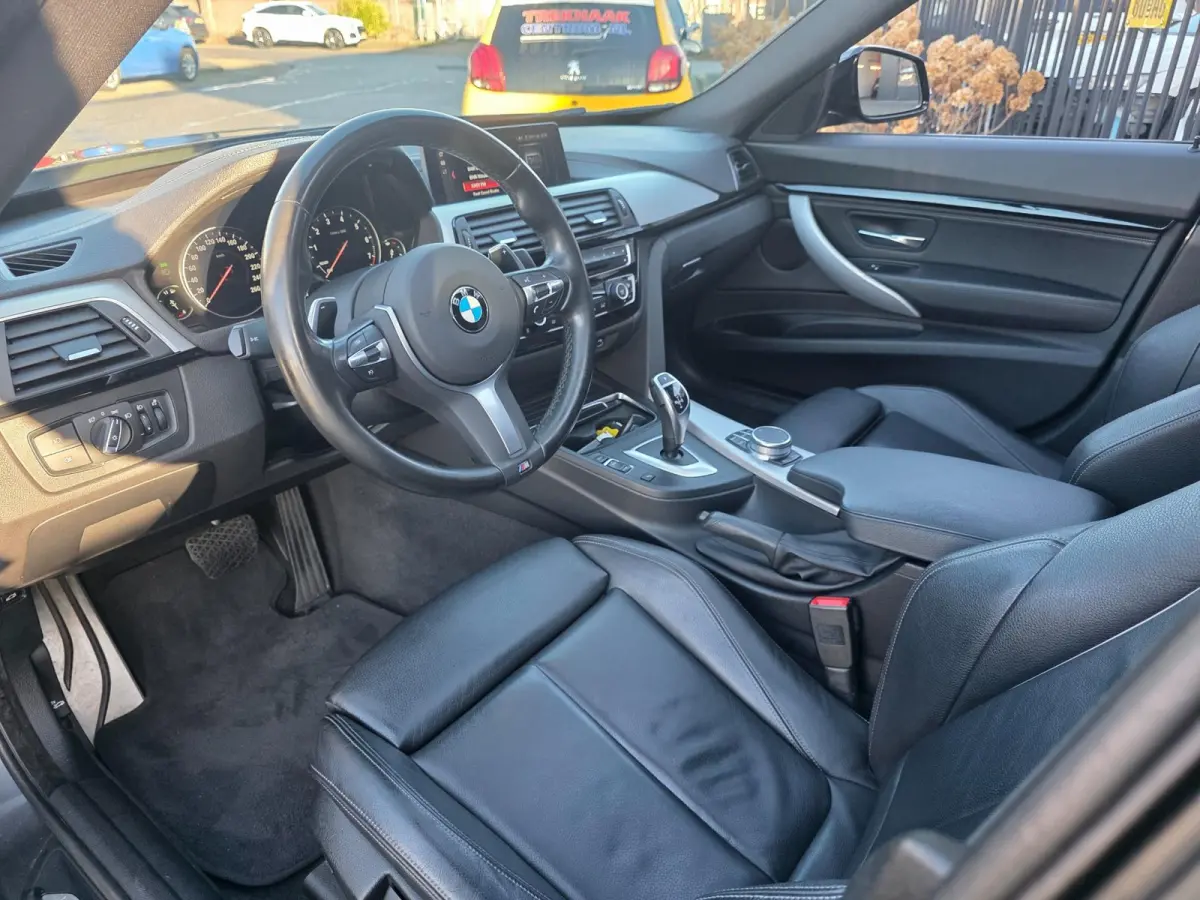 320i High Executive Edition | Met o.a. lederen bekleding, panoramadak, achteruitrijcamera en cruise!
