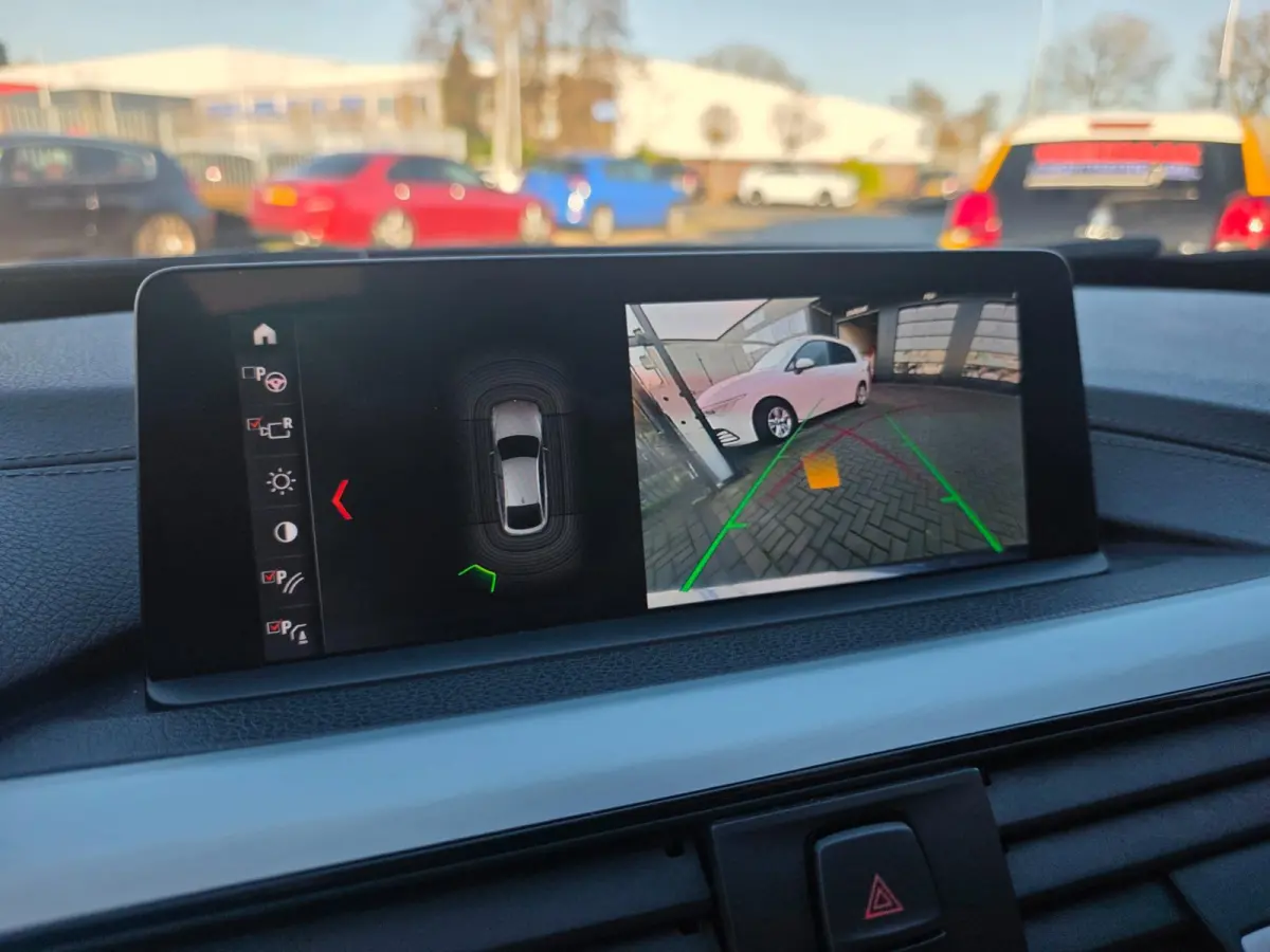 320i High Executive Edition | Met o.a. lederen bekleding, panoramadak, achteruitrijcamera en cruise!