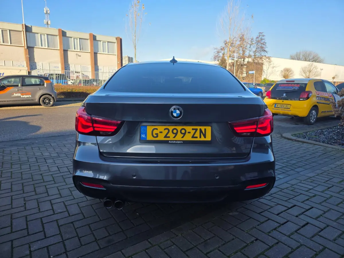 320i High Executive Edition | Met o.a. lederen bekleding, panoramadak, achteruitrijcamera en cruise!