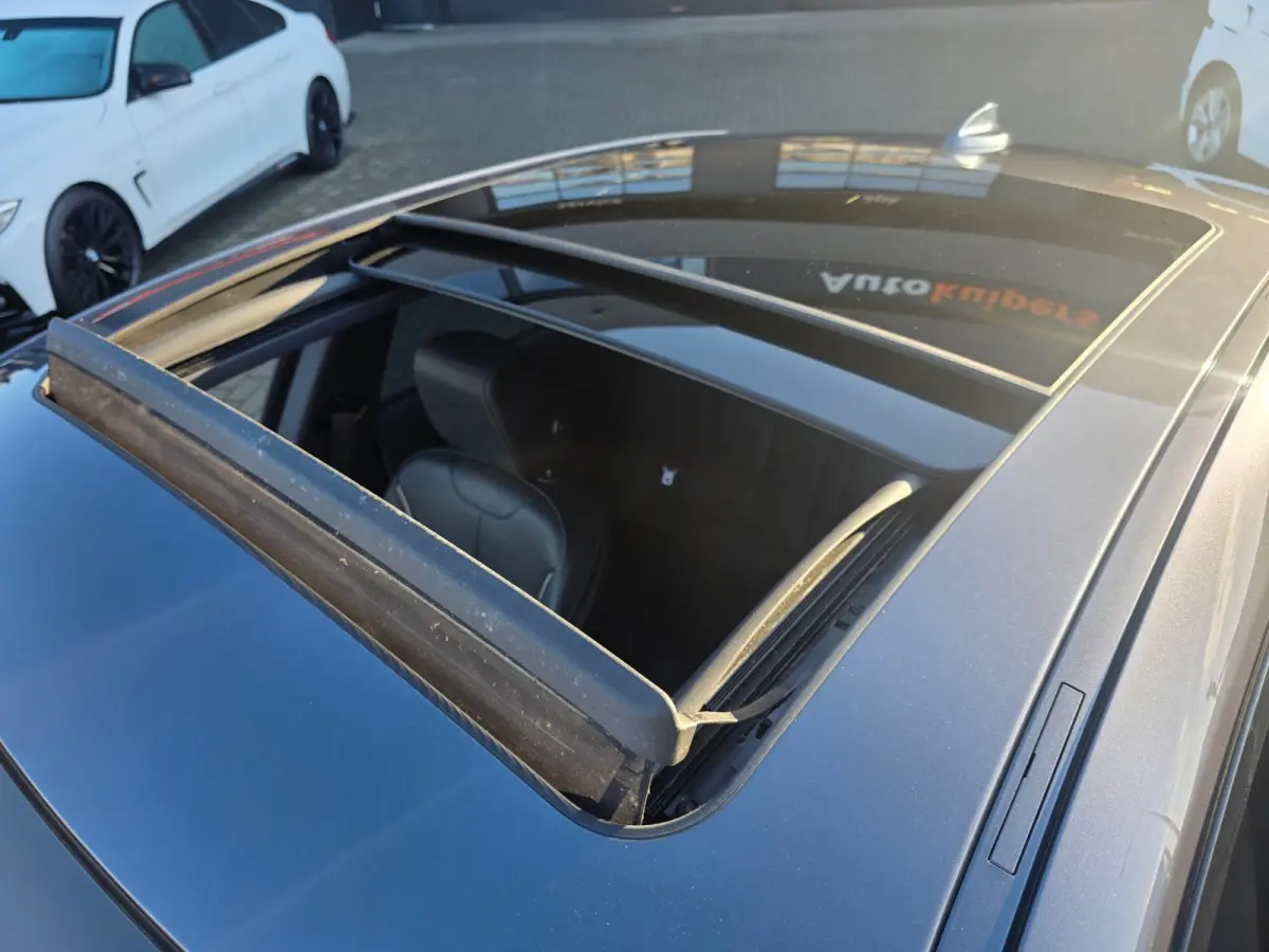 320i High Executive Edition | Met o.a. lederen bekleding, panoramadak, achteruitrijcamera en cruise!
