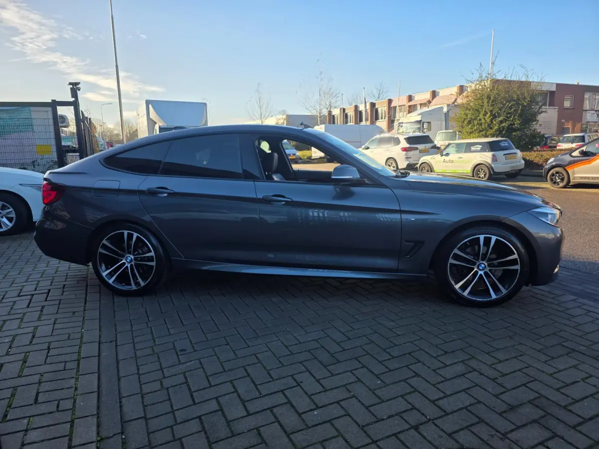 320i High Executive Edition | Met o.a. lederen bekleding, panoramadak, achteruitrijcamera en cruise!