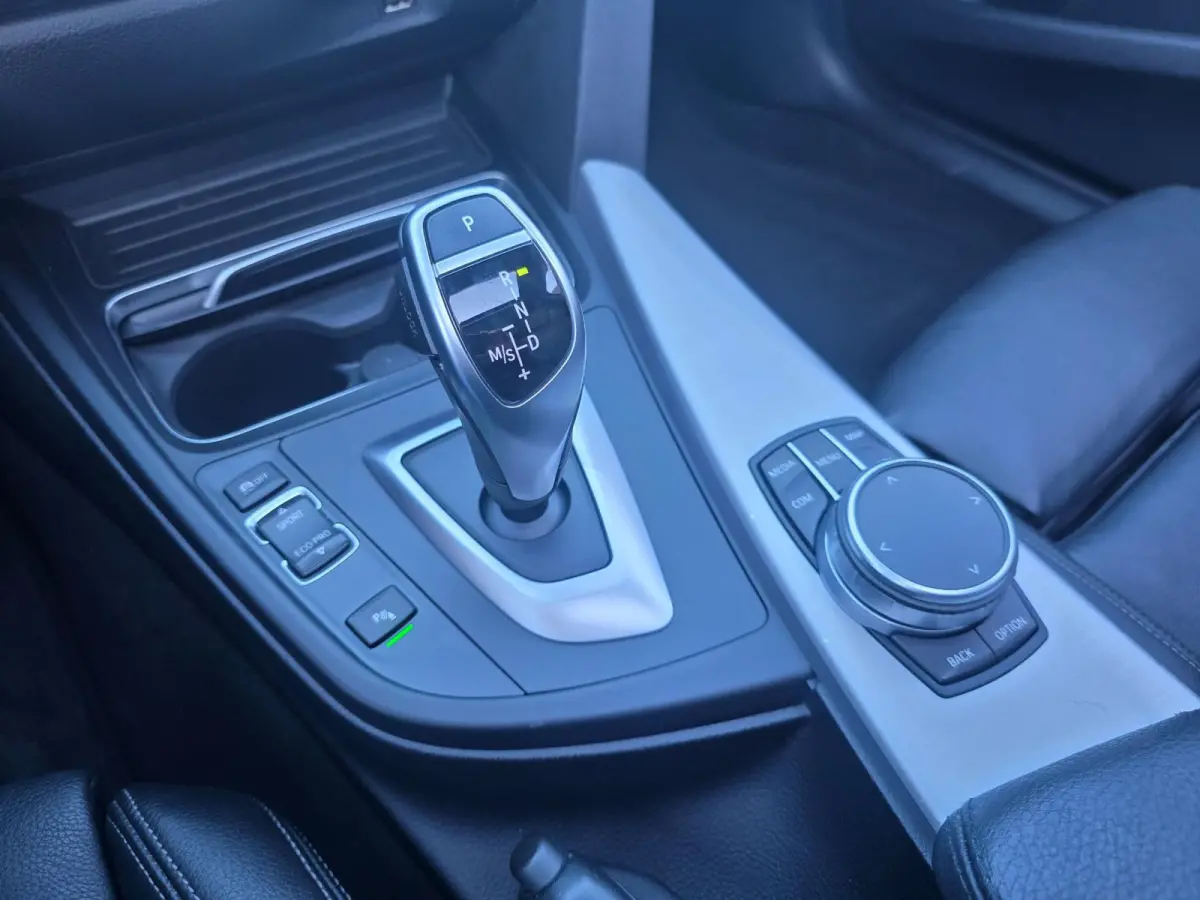 320i High Executive Edition | Met o.a. lederen bekleding, panoramadak, achteruitrijcamera en cruise!