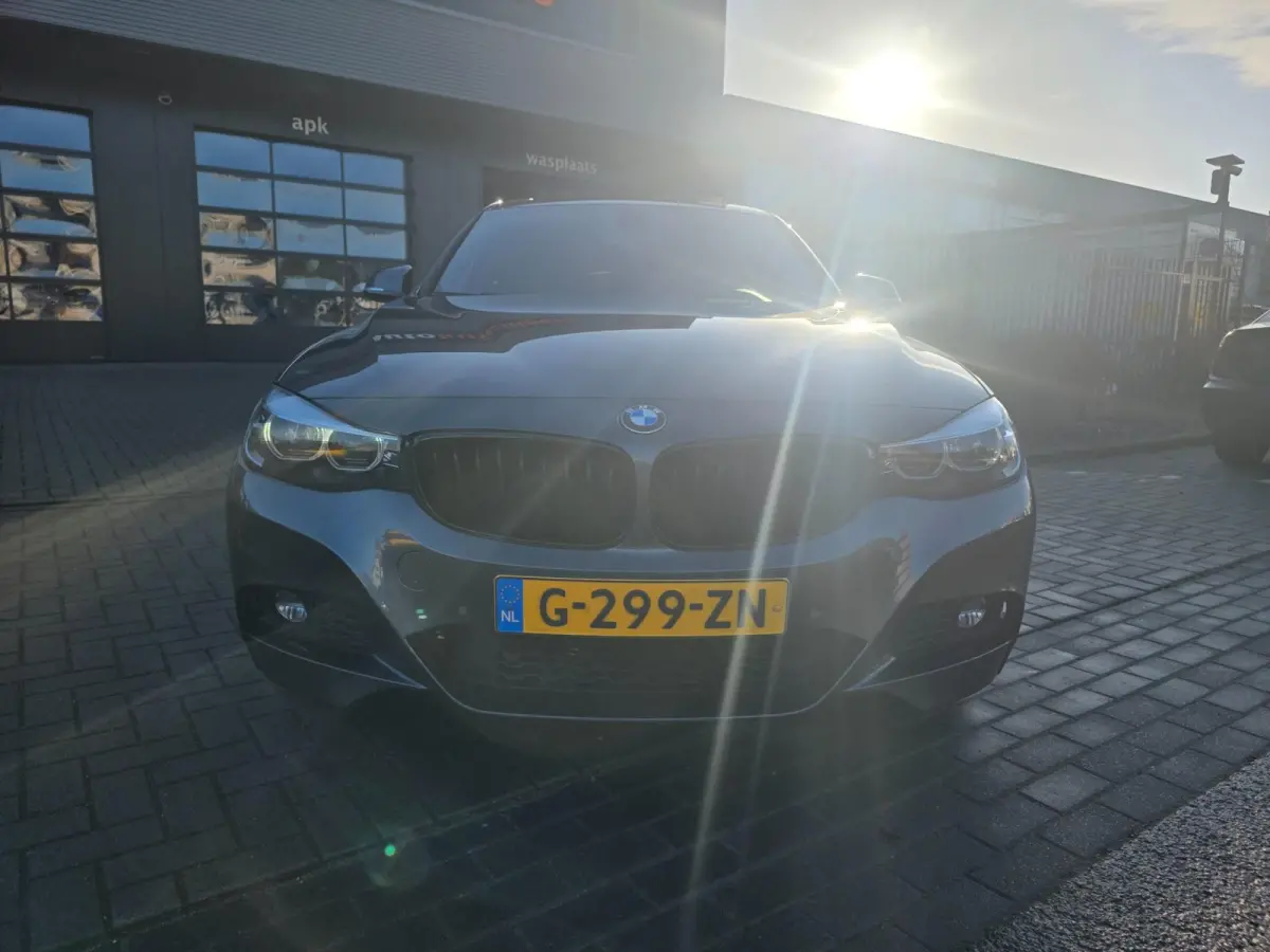 320i High Executive Edition | Met o.a. lederen bekleding, panoramadak, achteruitrijcamera en cruise!