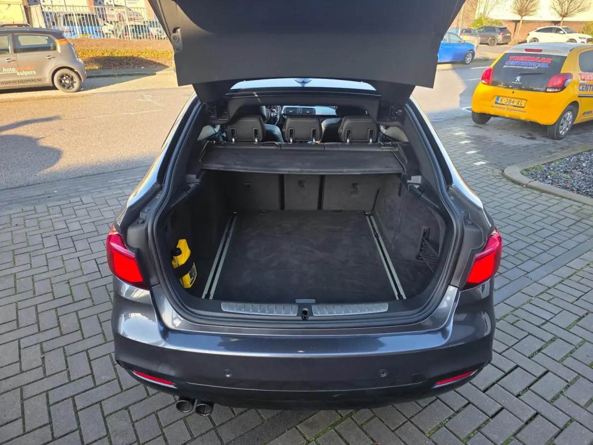 320i High Executive Edition | Met o.a. lederen bekleding, panoramadak, achteruitrijcamera en cruise!