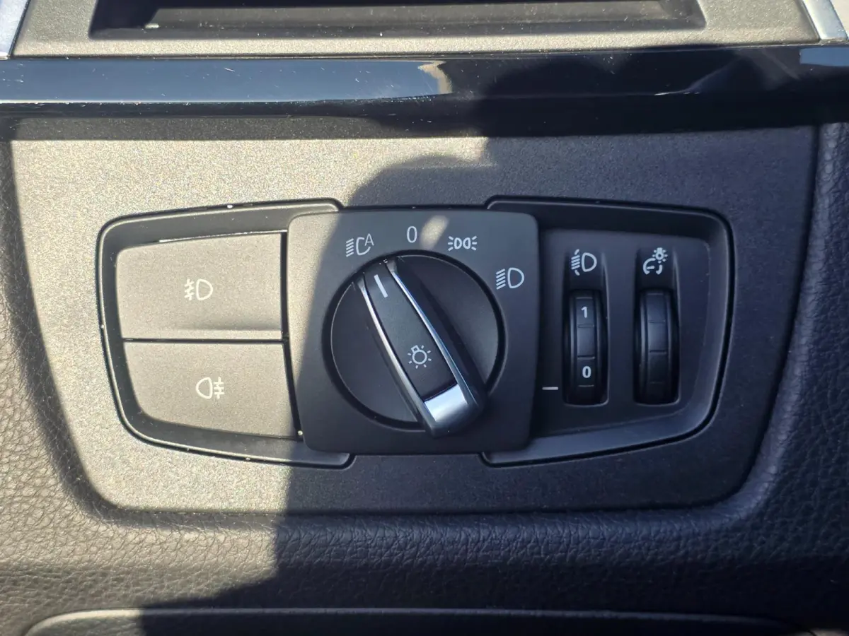 320i High Executive Edition | Met o.a. lederen bekleding, panoramadak, achteruitrijcamera en cruise!