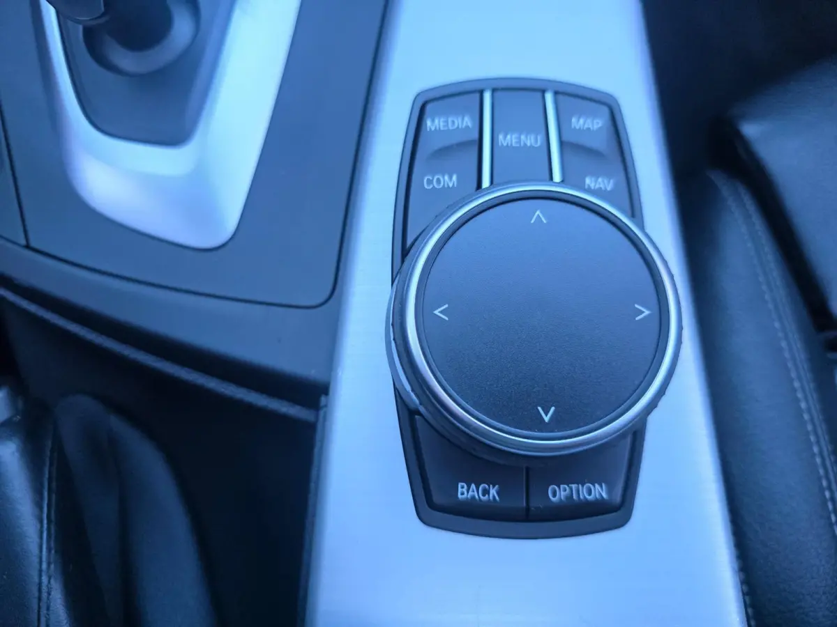 320i High Executive Edition | Met o.a. lederen bekleding, panoramadak, achteruitrijcamera en cruise!