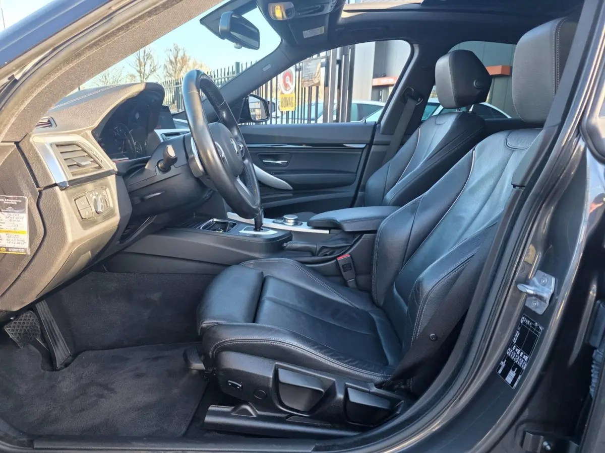 320i High Executive Edition | Met o.a. lederen bekleding, panoramadak, achteruitrijcamera en cruise!