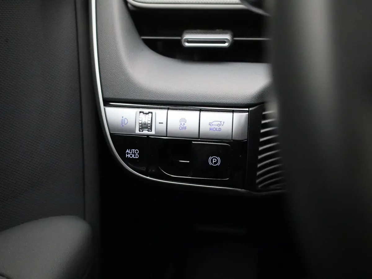 73kWh Core | AUTOMAAT | ACHTERUITRIJCAMERA | ELEKTRISCHE KOFFERKLEP | CLIMATE CONTROL | ELEKTRISCHE BESTUURDERSSTOEL |