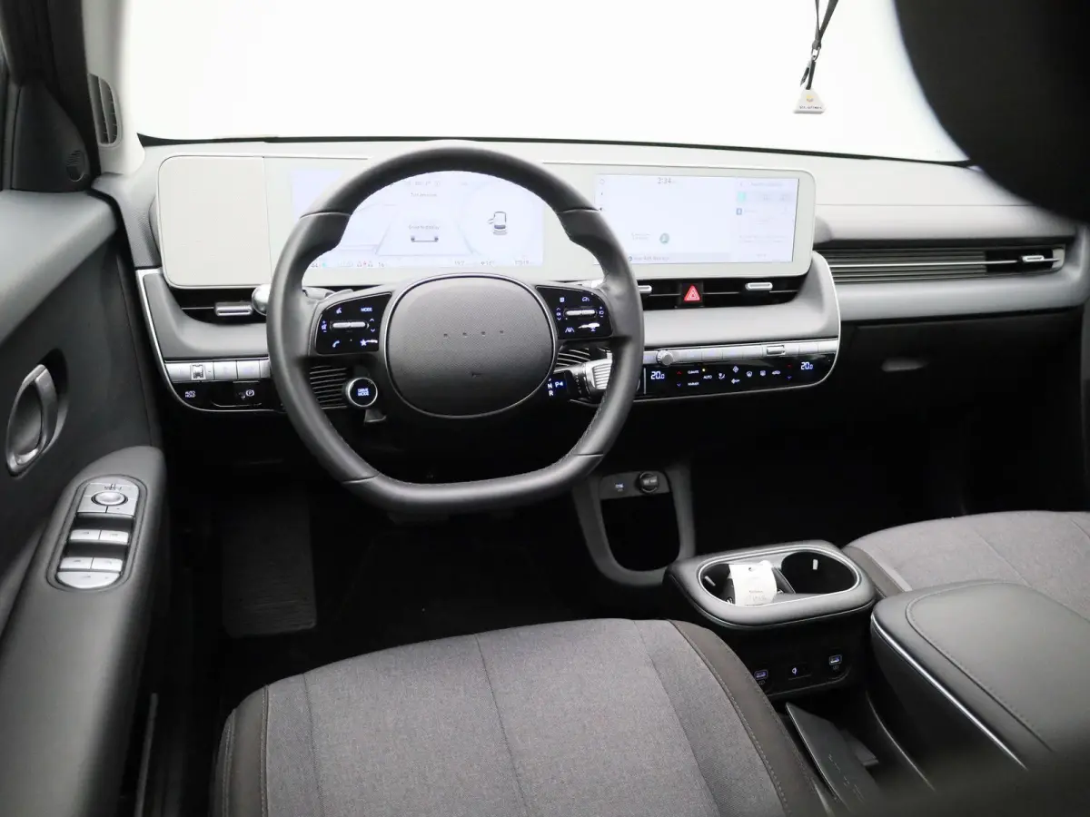 73kWh Core | AUTOMAAT | ACHTERUITRIJCAMERA | ELEKTRISCHE KOFFERKLEP | CLIMATE CONTROL | ELEKTRISCHE BESTUURDERSSTOEL |