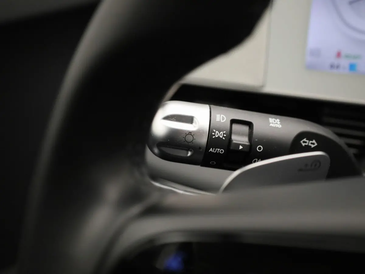 73kWh Core | AUTOMAAT | ACHTERUITRIJCAMERA | ELEKTRISCHE KOFFERKLEP | CLIMATE CONTROL | ELEKTRISCHE BESTUURDERSSTOEL |