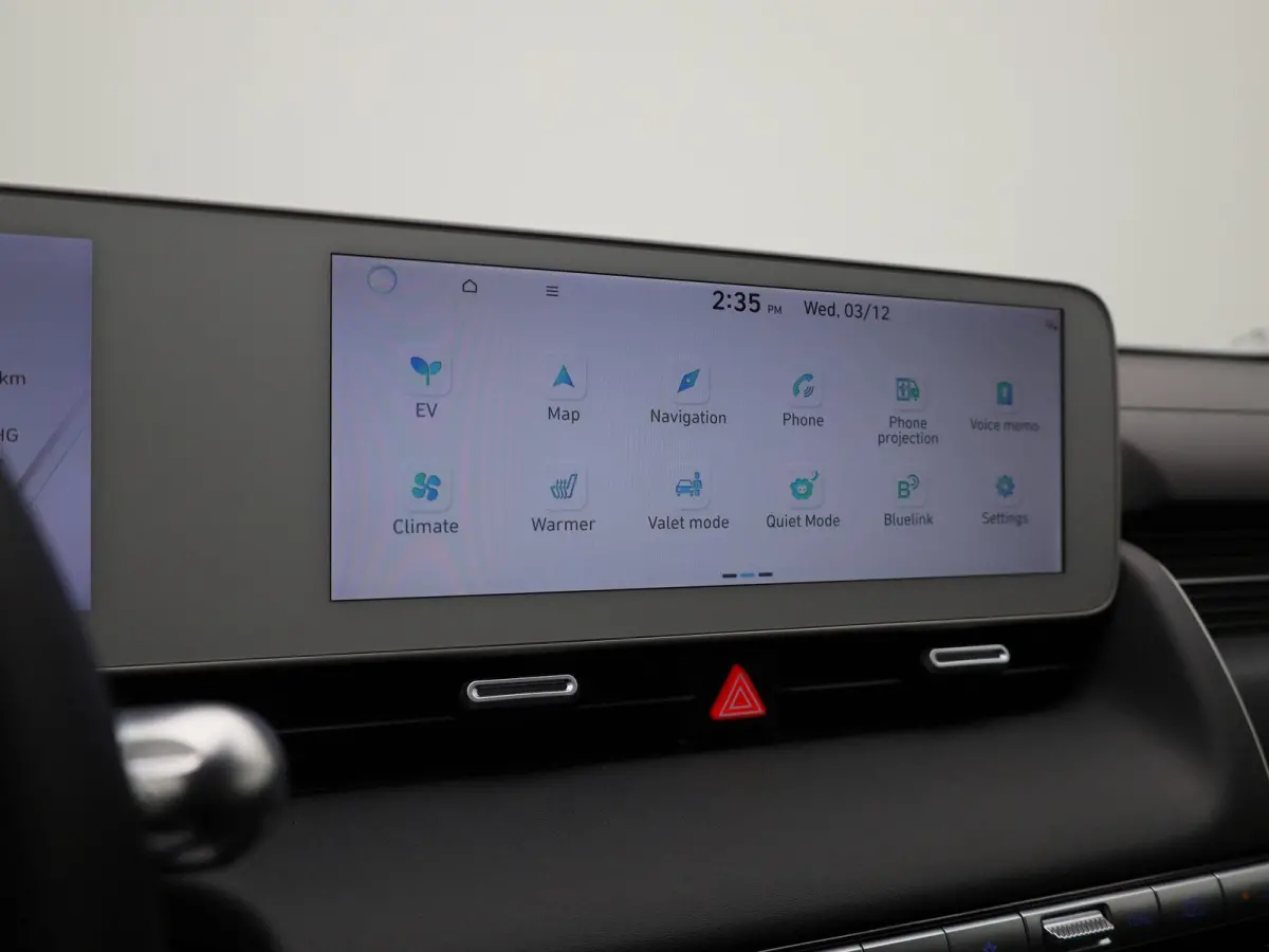 73kWh Core | AUTOMAAT | ACHTERUITRIJCAMERA | ELEKTRISCHE KOFFERKLEP | CLIMATE CONTROL | ELEKTRISCHE BESTUURDERSSTOEL |