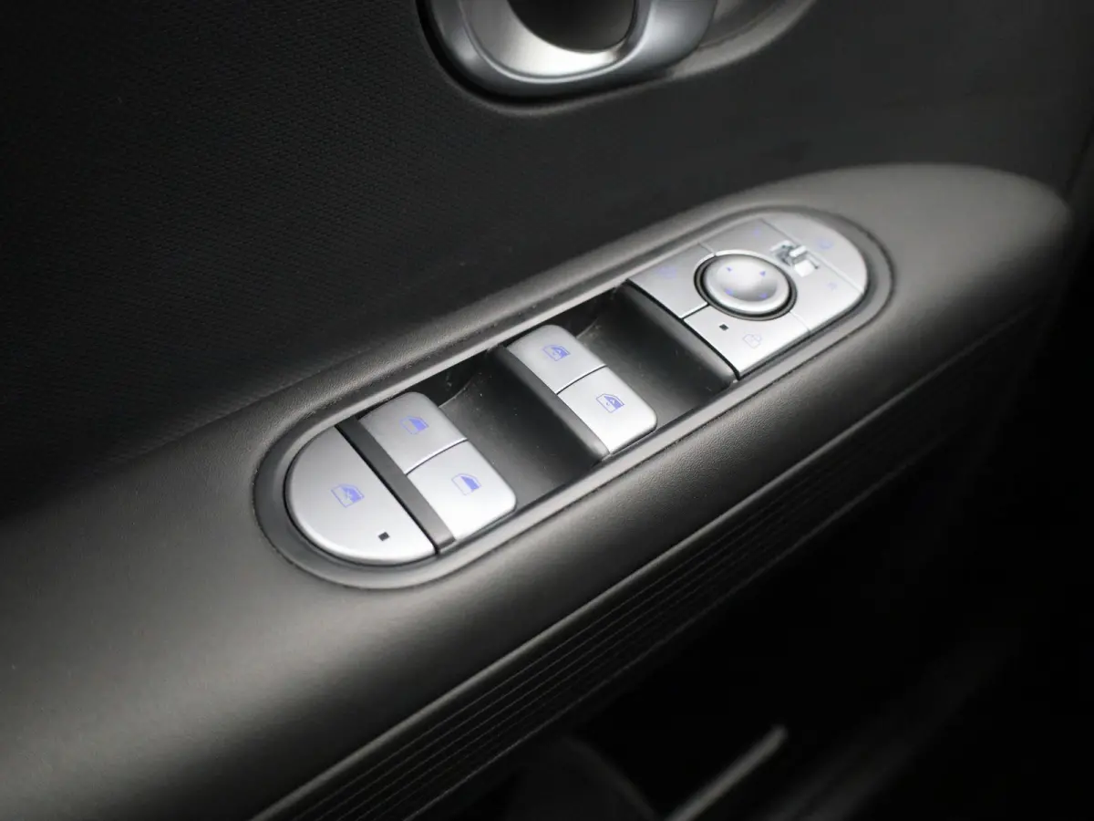 73kWh Core | AUTOMAAT | ACHTERUITRIJCAMERA | ELEKTRISCHE KOFFERKLEP | CLIMATE CONTROL | ELEKTRISCHE BESTUURDERSSTOEL |