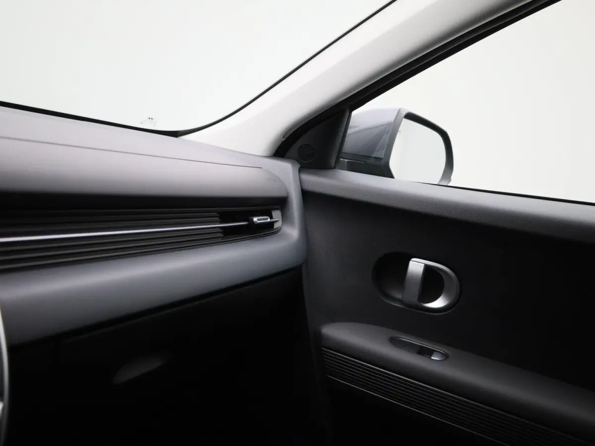 73kWh Core | AUTOMAAT | ACHTERUITRIJCAMERA | ELEKTRISCHE KOFFERKLEP | CLIMATE CONTROL | ELEKTRISCHE BESTUURDERSSTOEL |