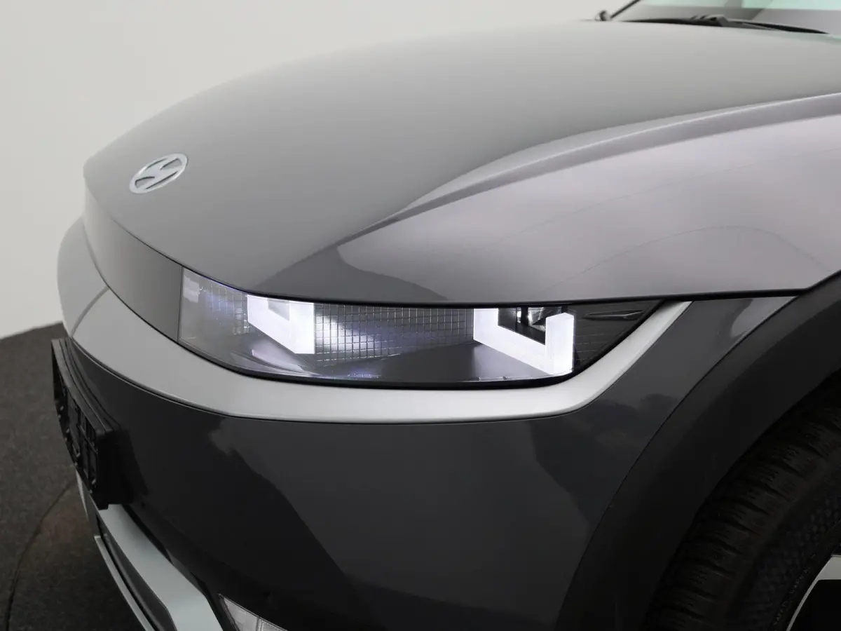 73kWh Core | AUTOMAAT | ACHTERUITRIJCAMERA | ELEKTRISCHE KOFFERKLEP | CLIMATE CONTROL | ELEKTRISCHE BESTUURDERSSTOEL |