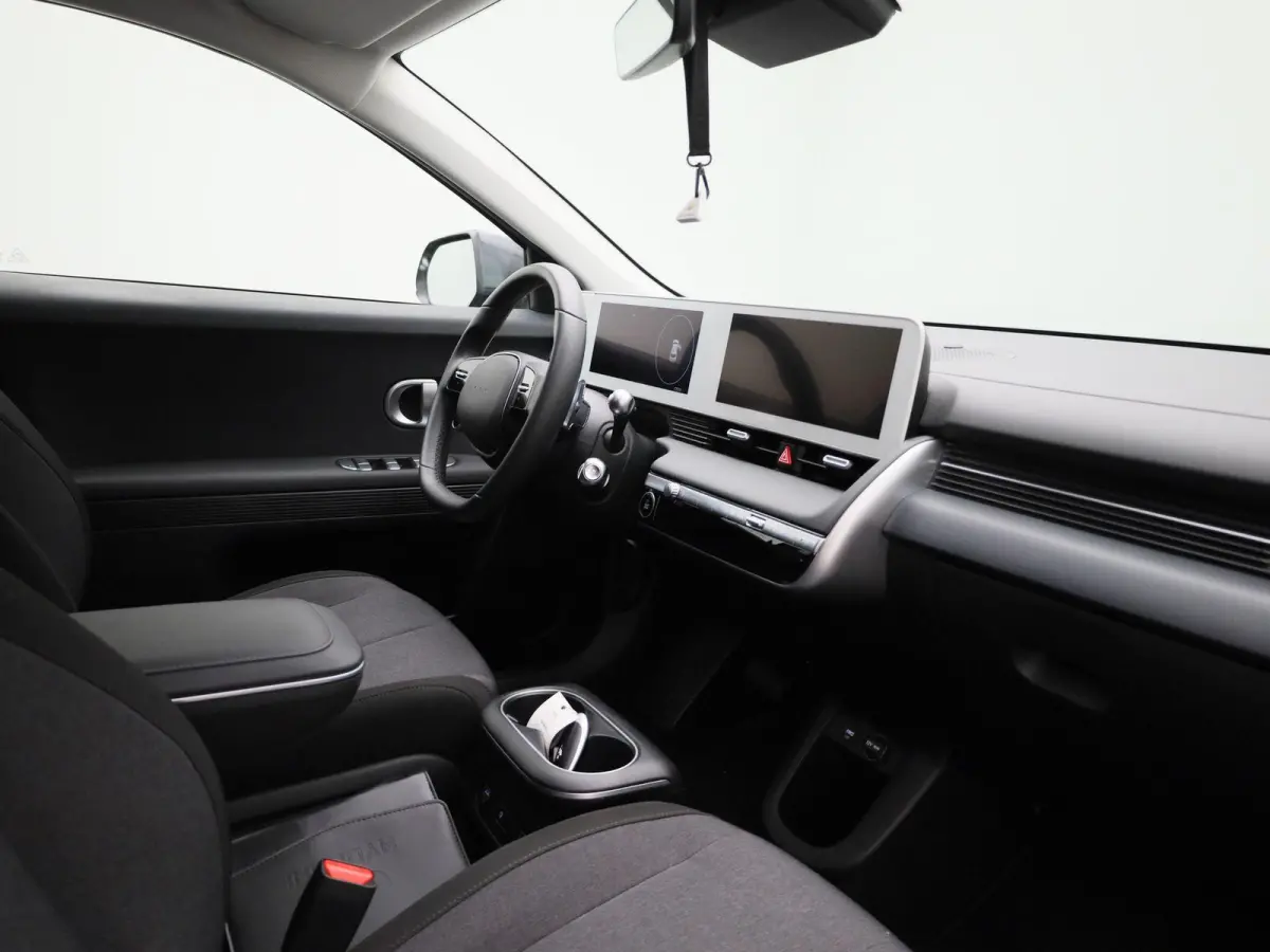 73kWh Core | AUTOMAAT | ACHTERUITRIJCAMERA | ELEKTRISCHE KOFFERKLEP | CLIMATE CONTROL | ELEKTRISCHE BESTUURDERSSTOEL |
