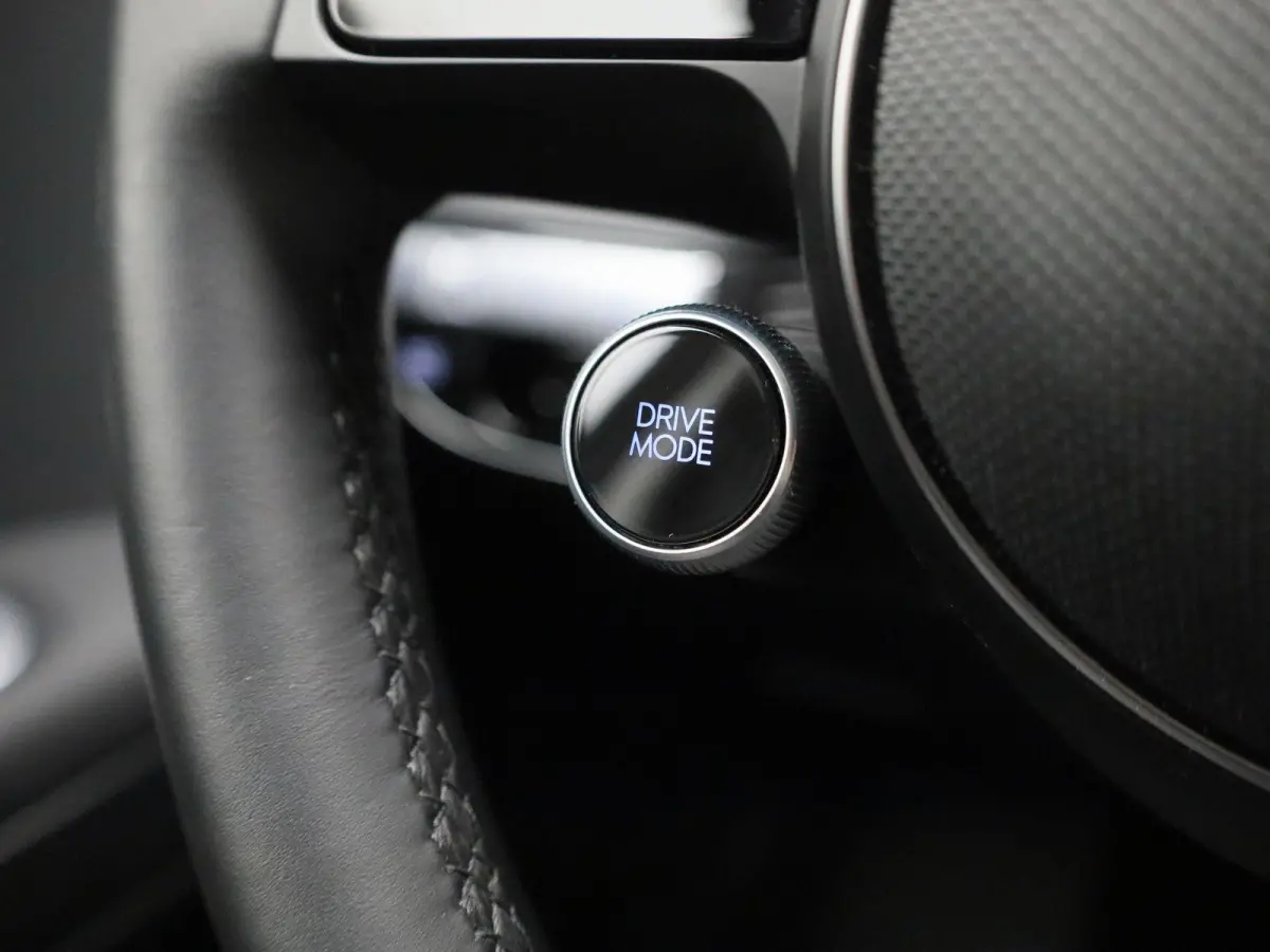 73kWh Core | AUTOMAAT | ACHTERUITRIJCAMERA | ELEKTRISCHE KOFFERKLEP | CLIMATE CONTROL | ELEKTRISCHE BESTUURDERSSTOEL |